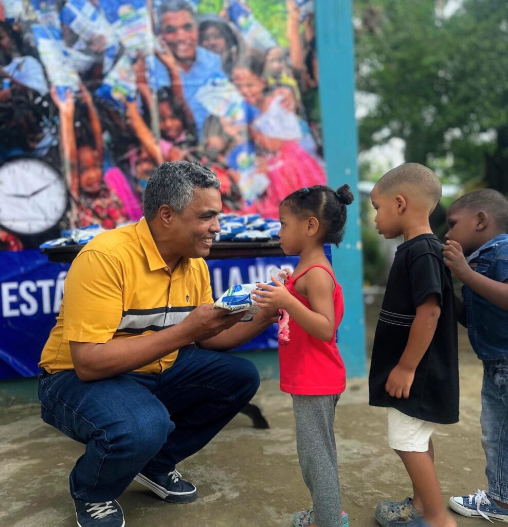 Cientos de niños, niñas y adolescentes de los sectores Brisas de Villa Verde y Brisas de los Llanos fueron beneficiados el pasado fin de semana con ayudas alimenticias, como parte de una jornada solidaria dirigida a familias de escasos recursos económicos.