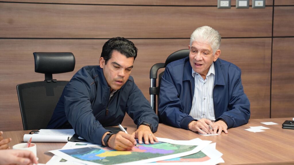 El ministro de Obras Públicas, Eduardo Estrella, y el director ejecutivo del Instituto Nacional de Aguas Potables y Alcantarillados (INAPA), Wellington Arnaud, sostuvieron una reunión en la cual se estableció un protocolo a ser aplicado en los territorios en los cuales se realizarán trabajos de acueductos y alcantarillados a fin de garantizar un mayor nivel de eficiencia. Asimismo, se acordó una reunión mensual para dar seguimiento a los proyectos.