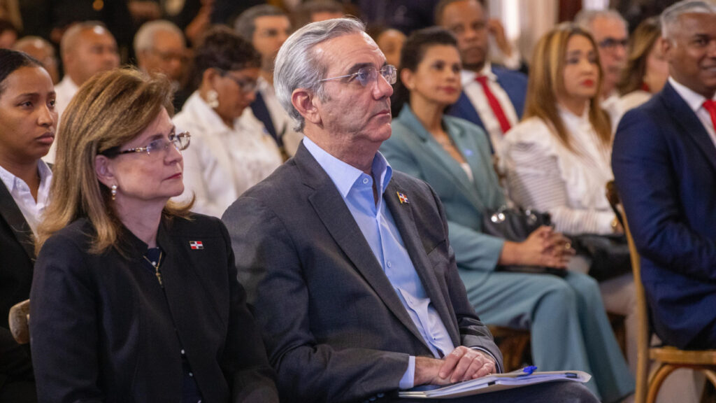 El presidente Luis Abinader, junto con la vicepresidenta Raquel Peña, encabezó la presentación de los avances alcanzados por el Estado dominicano en salud mental a nivel nacional, enfocando los esfuerzos en acciones preventivas, fortalecimiento de la atención primaria, participación comunitaria e integración social.