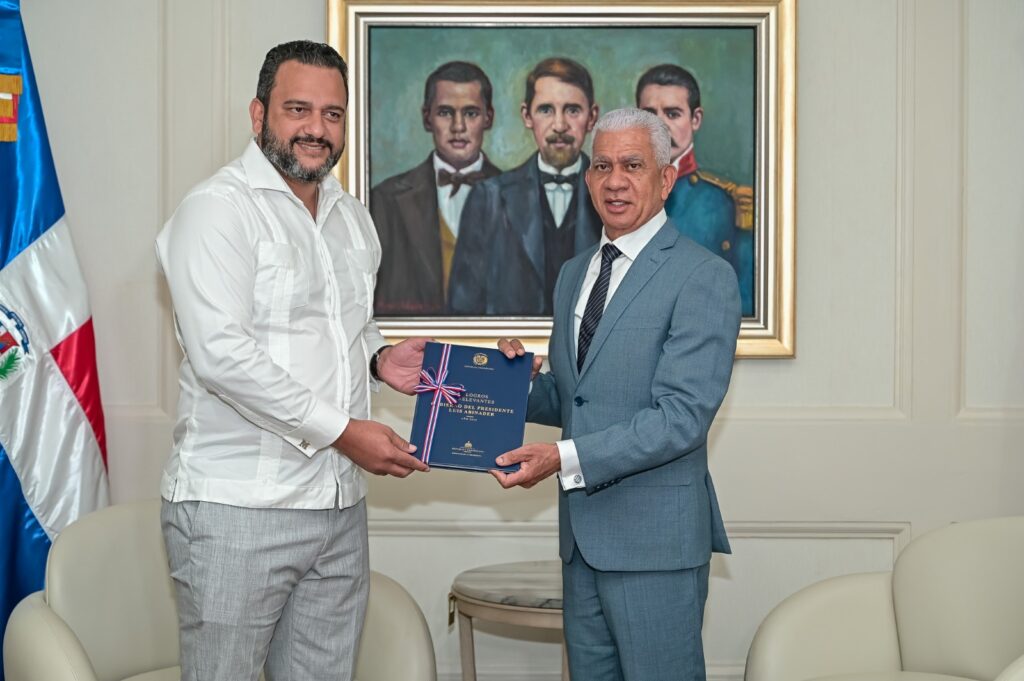 El presidente del Senado, Ricardo de los Santos, recibió las memorias institucionales del Poder Ejecutivo correspondientes al año 2025.