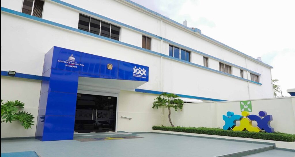 La Dirección General de Contrataciones Públicas (DGCP) aclaró que el reportaje titulado “El otro Senasa: nutrición y diálisis, RD$13 mil millones bajo contratos de excepción en el SNS”, publicado por el periódico Panorama, contiene interpretaciones que distorsionan la naturaleza jurídica de los procedimientos de exclusividad y que pueden generar percepciones erróneas sobre su legalidad y alcance.