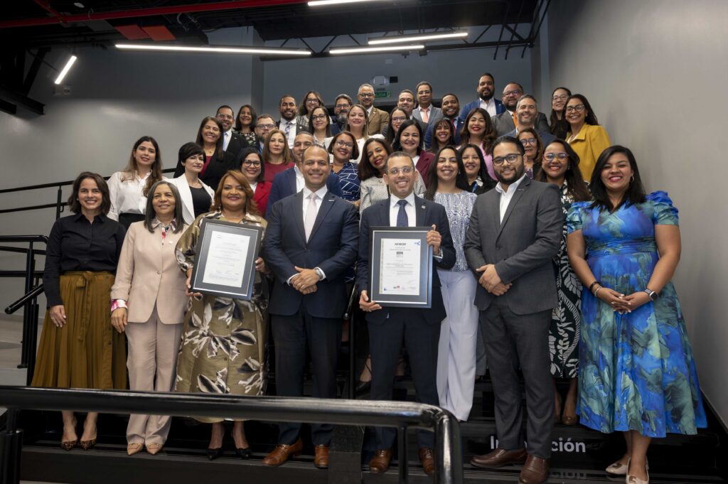 El Banco de Reservas obtuvo la certificación ISO 9001:2015 para el Macroproceso de Gestión de la Excelencia Operacional luego de un riguroso proceso de evaluación que reconoció la eficacia, consistencia y madurez del sistema de gestión implementado por la institución financiera.