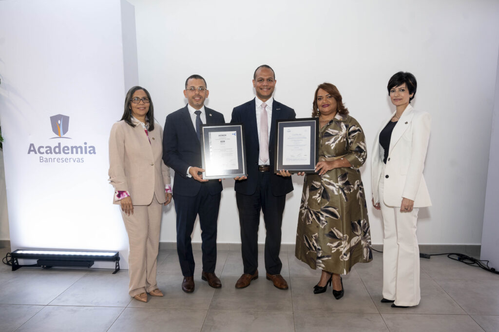 El Banco de Reservas obtuvo la certificación ISO 9001:2015 para el Macroproceso de Gestión de la Excelencia Operacional luego de un riguroso proceso de evaluación que reconoció la eficacia, consistencia y madurez del sistema de gestión implementado por la institución financiera.