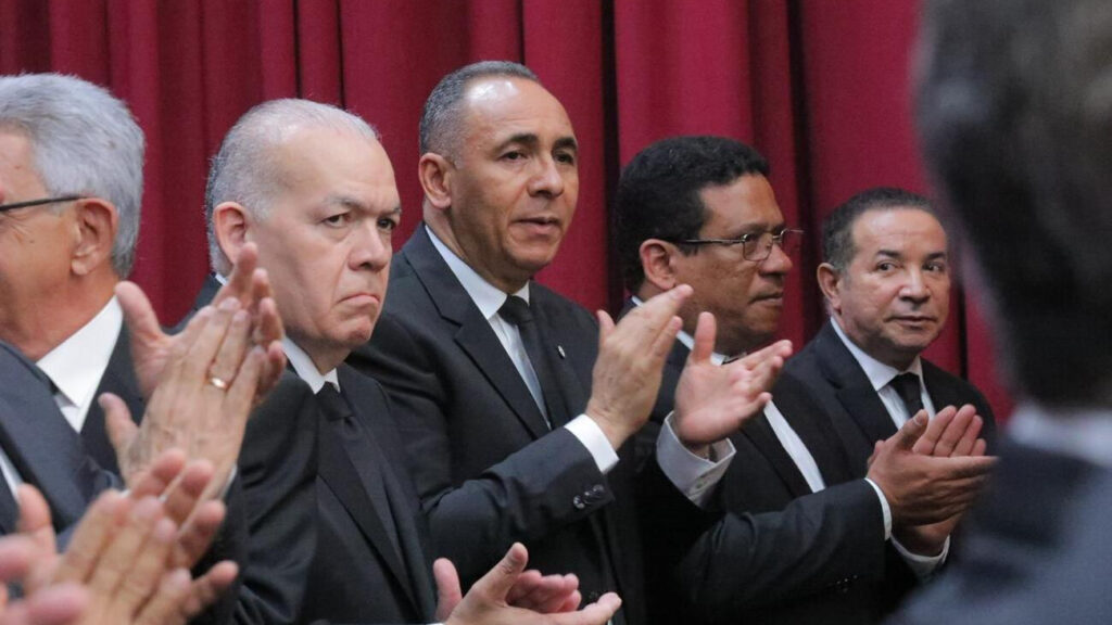  El presidente de la República, Luis Abinader, anunció, en su discurso de Rendición De Cuentas, que la Dirección General de Aduanas (DGA) trabaja en un proyecto para que los pagos de impuestos y tasas aduanales sean pagados, también, con tarjetas de débito y de crédito.