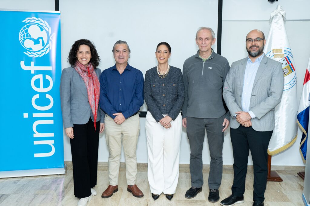 La violencia contra la niñez y la adolescencia en República Dominicana persiste como un fenómeno estructural y cotidiano. Prácticas como el maltrato físico, la disciplina humillante y la negligencia continúan afectando la vida de miles de niños, niñas y adolescentes, especialmente dentro del ámbito familiar, con consecuencias profundas para su bienestar, salud mental y ejercicio pleno de derechos.