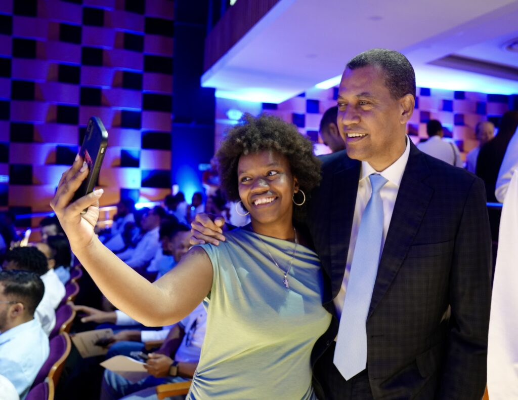 El presidente Luis Abinader encabezó la graduación de 5 mil participantes del programa Talento Digital, una iniciativa del Instituto Dominicano de las Telecomunicaciones (Indotel), que busca formar capital humano en habilidades clave de la economía digital y fortalecer la empleabilidad tecnológica en el país.