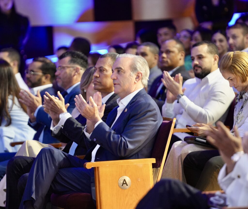 El presidente Luis Abinader encabezó la graduación de 5 mil participantes del programa Talento Digital, una iniciativa del Instituto Dominicano de las Telecomunicaciones (Indotel), que busca formar capital humano en habilidades clave de la economía digital y fortalecer la empleabilidad tecnológica en el país.