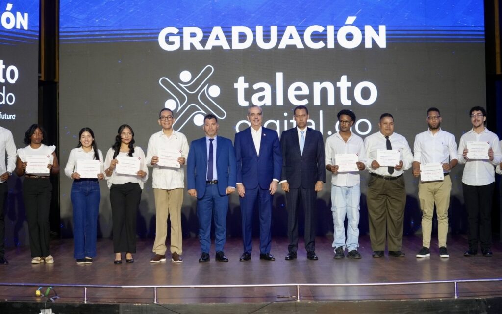 El presidente Luis Abinader encabezó la graduación de 5 mil participantes del programa Talento Digital, una iniciativa del Instituto Dominicano de las Telecomunicaciones (Indotel), que busca formar capital humano en habilidades clave de la economía digital y fortalecer la empleabilidad tecnológica en el país.