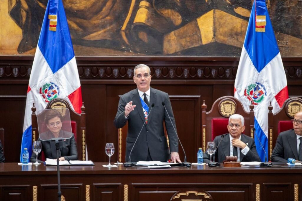 El presidente Luis Abinader destacó durante su Rendición de Cuentas ante la Asamblea Nacional los avances impulsados por el Instituto Dominicano de las Telecomunicaciones (Indotel), bajo la gestión de Guido Gómez Mazara, orientados a fortalecer la inclusión digital mediante el otorgamiento de becas en áreas STEM, alineadas a las demandas de empleabilidad y competitividad del mercado laboral.