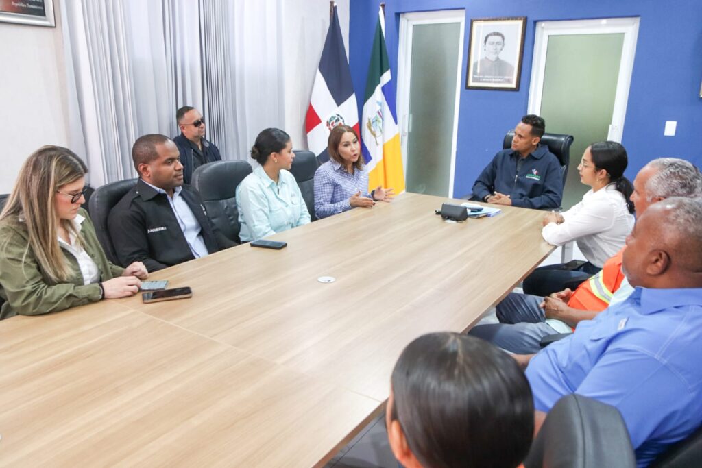 La directora general de la Dirección de Desarrollo Social Supérate, Mayra Jiménez, se trasladó a la provincia María Trinidad Sánchez y al municipio Las Terrenas, en Samaná, junto a un equipo técnico, para coordinar apoyo a las familias afectadas por el reciente evento climático, en articulación con la gobernadora provincial María López Polanco y el director provincial de la Defensa Civil, Franklin Tavera Difo.