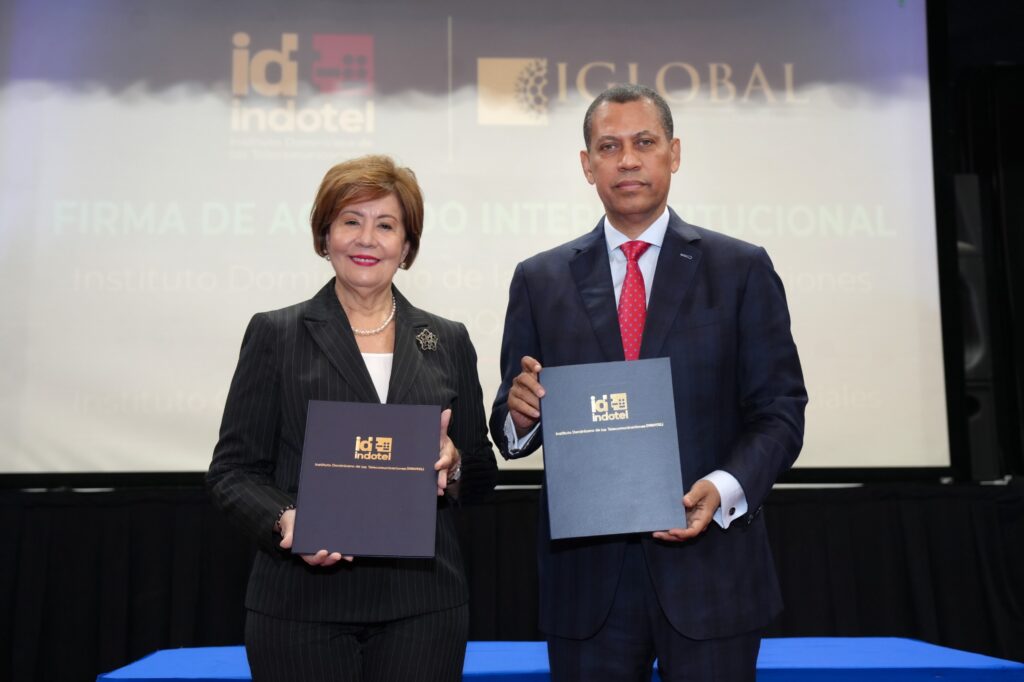 El Instituto Dominicano de las Telecomunicaciones (INDOTEL) suscribió un convenio de colaboración con el Instituto Global de Altos Estudios en Ciencias Sociales (IGLOBAL), mediante el cual otorgará 200 becas gratuitas de formación y certificación en transformación digital, ciberseguridad y tecnologías de la información y la comunicación (TIC), dirigidas a jóvenes del sistema educativo nacional que requieran desarrollar habilidades y competencias digitales.