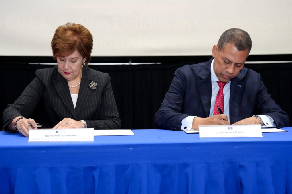 El Instituto Dominicano de las Telecomunicaciones (INDOTEL) suscribió un convenio de colaboración con el Instituto Global de Altos Estudios en Ciencias Sociales (IGLOBAL), mediante el cual otorgará 200 becas gratuitas de formación y certificación en transformación digital, ciberseguridad y tecnologías de la información y la comunicación (TIC), dirigidas a jóvenes del sistema educativo nacional que requieran desarrollar habilidades y competencias digitales.