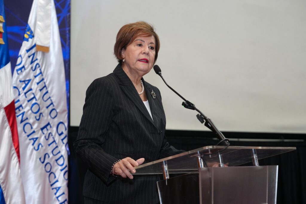 El Instituto Dominicano de las Telecomunicaciones (INDOTEL) suscribió un convenio de colaboración con el Instituto Global de Altos Estudios en Ciencias Sociales (IGLOBAL), mediante el cual otorgará 200 becas gratuitas de formación y certificación en transformación digital, ciberseguridad y tecnologías de la información y la comunicación (TIC), dirigidas a jóvenes del sistema educativo nacional que requieran desarrollar habilidades y competencias digitales.