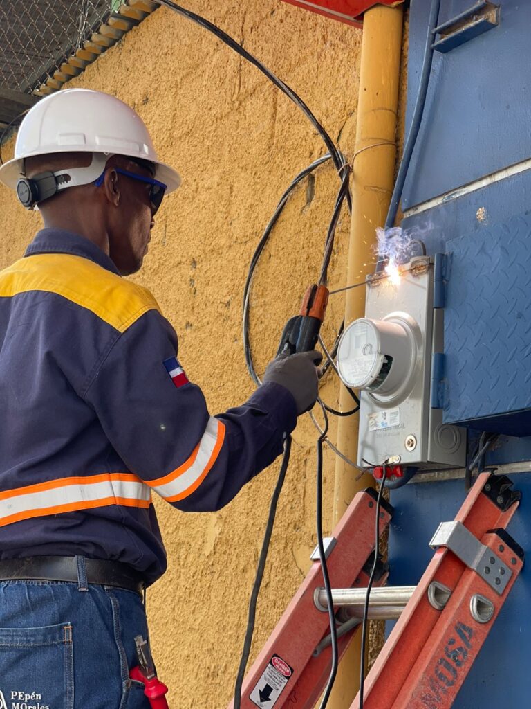  La Empresa Distribuidora de Electricidad del Este (Edeeste) informa sobre la detección de una reincidencia en la manipulación del medidor eléctrico correspondiente a la empresa Surtidora Cristo Viene ubicada en la provincia San Pedro de Macorís.