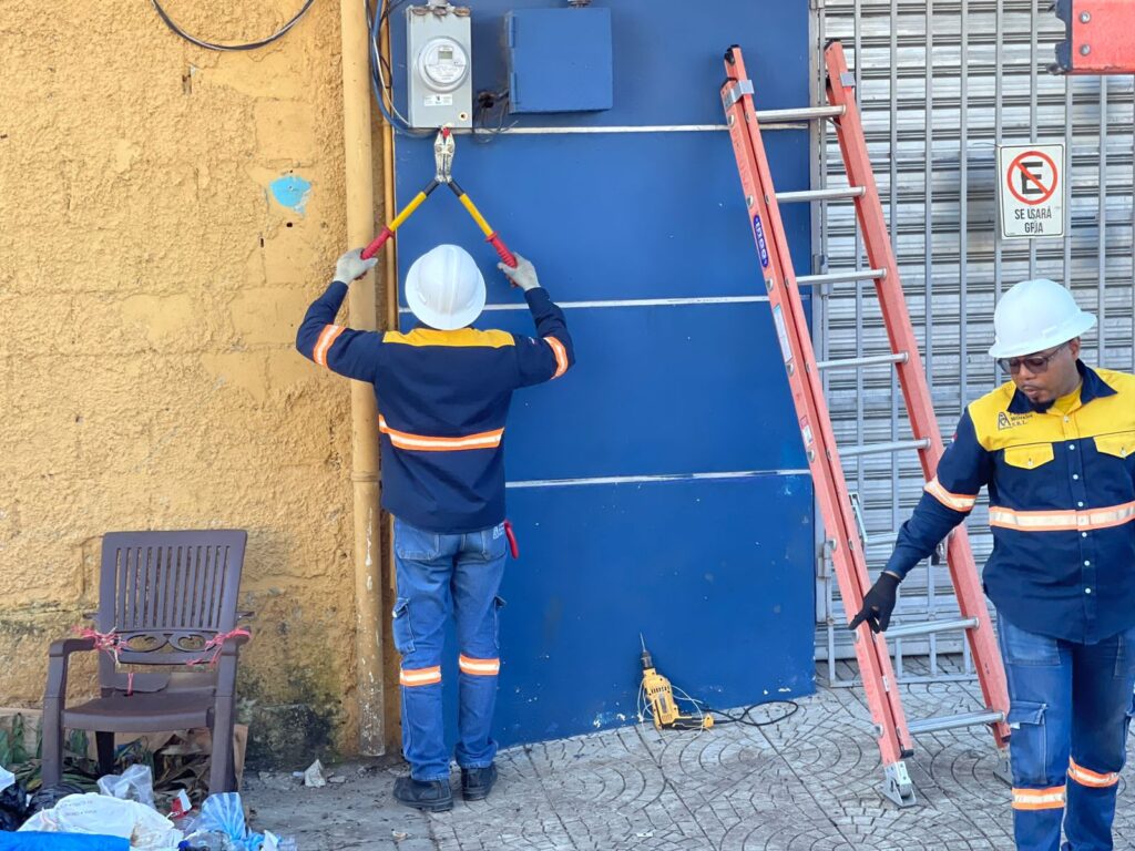  La Empresa Distribuidora de Electricidad del Este (Edeeste) informa sobre la detección de una reincidencia en la manipulación del medidor eléctrico correspondiente a la empresa Surtidora Cristo Viene ubicada en la provincia San Pedro de Macorís.