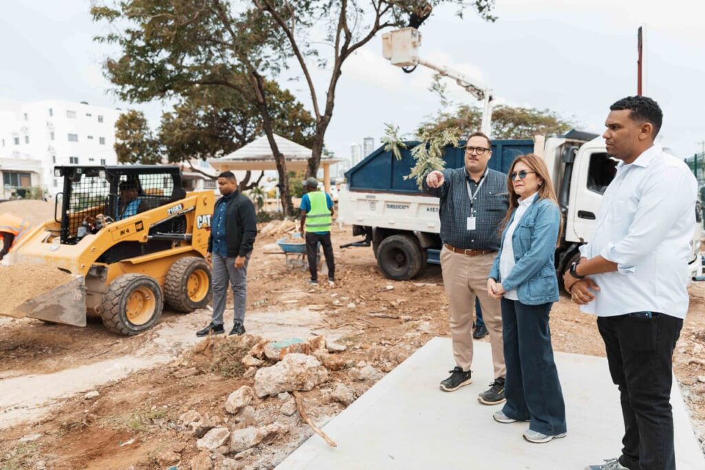 Carolina Mejía visitó este miércoles las construcciones de los parques Mar Azul y Sol y Mar, en la continuación de los recorridos por las obras que está desarrollando la Alcaldía del Distrito Nacional.