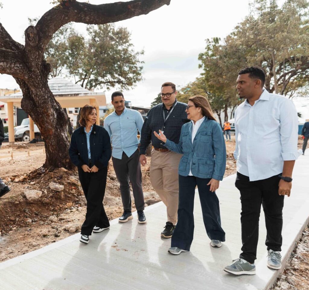 Carolina Mejía visitó este miércoles las construcciones de los parques Mar Azul y Sol y Mar, en la continuación de los recorridos por las obras que está desarrollando la Alcaldía del Distrito Nacional.