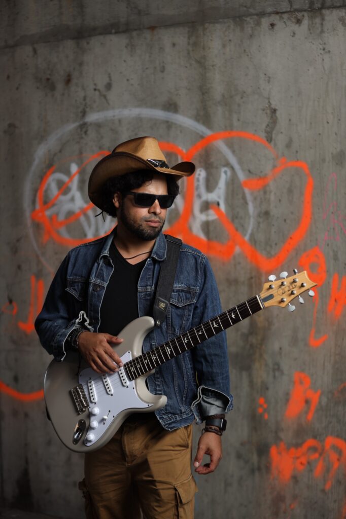 El cantautor dominicano Rioz, reconocido por éxitos como Carola y Canción Nación, regresa a la República Dominicana para presentar su más reciente sencillo “Contigo hasta la muerte”, así como para realizar la grabación oficial del videoclip de su próximo lanzamiento “No me dejes así”, en el marco de una intensa gira de medios y presentaciones en vivo que lo llevará a compartir de cerca con el público y la prensa nacional.