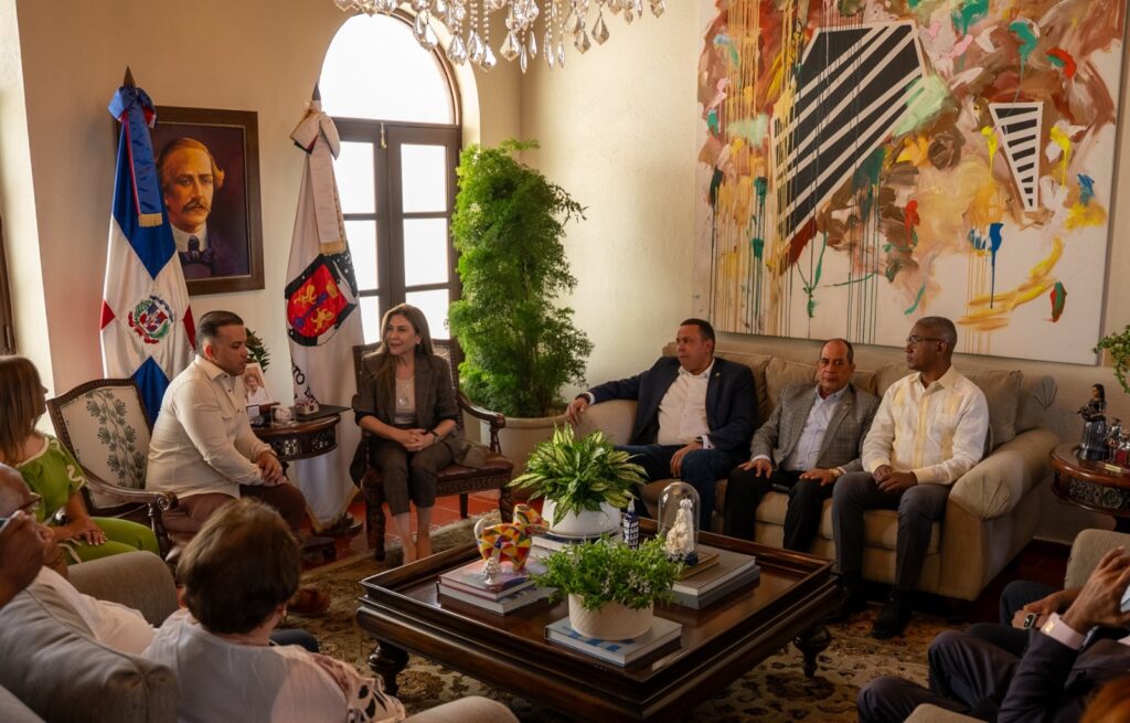 Carolina Mejía encabezó la declaratoria como Munícipe Distinguido de la ciudad de Santo Domingo a Blas Darío Fragoso “El Blachy”, reconociendo en él un talento que representa a miles de jóvenes nacidos en barrios de la capital.