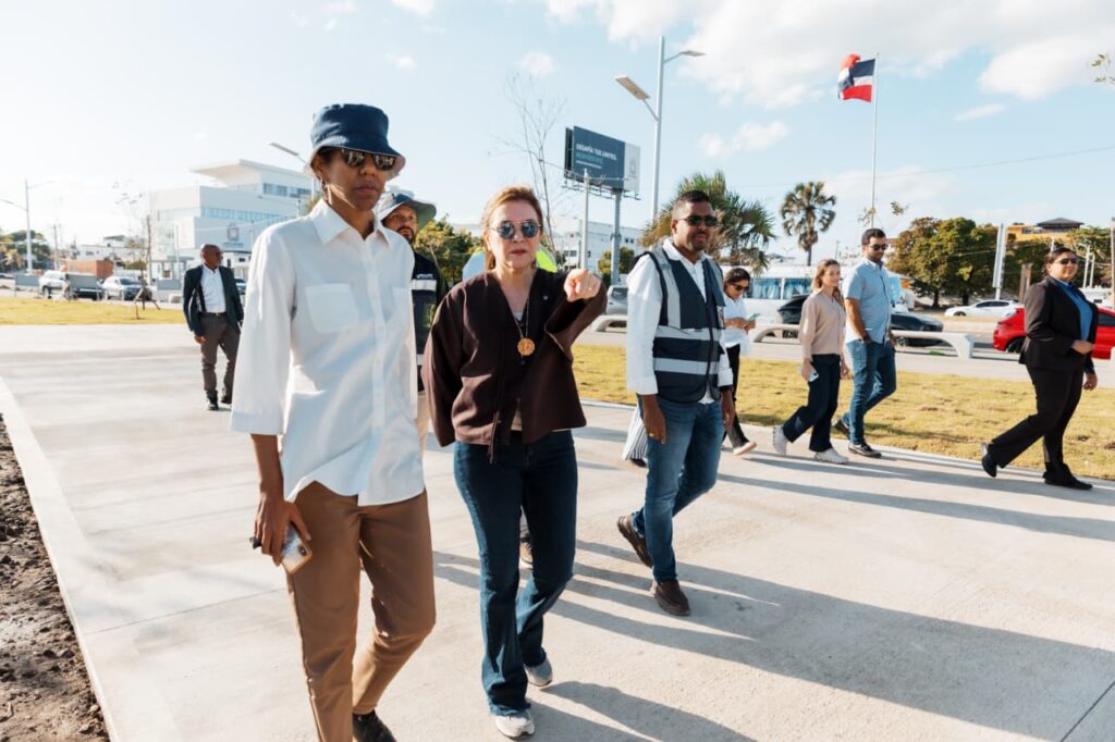  Carolina Mejía encabezó un recorrido de supervisión para recibir los detalles de cómo siguen avanzando en la construcción del Malecón Deportivo y del Paseo 30 de Mayo, parte cuyas obras serán utilizadas en los Juegos Centroamericanos y del Caribe Santo Domingo 2026.