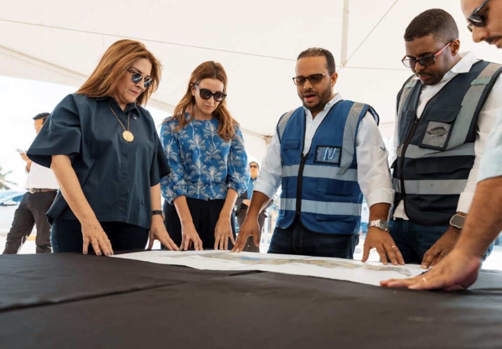  Carolina Mejía encabezó un recorrido de supervisión para recibir los detalles de cómo siguen avanzando en la construcción del Malecón Deportivo y del Paseo 30 de Mayo, parte cuyas obras serán utilizadas en los Juegos Centroamericanos y del Caribe Santo Domingo 2026.