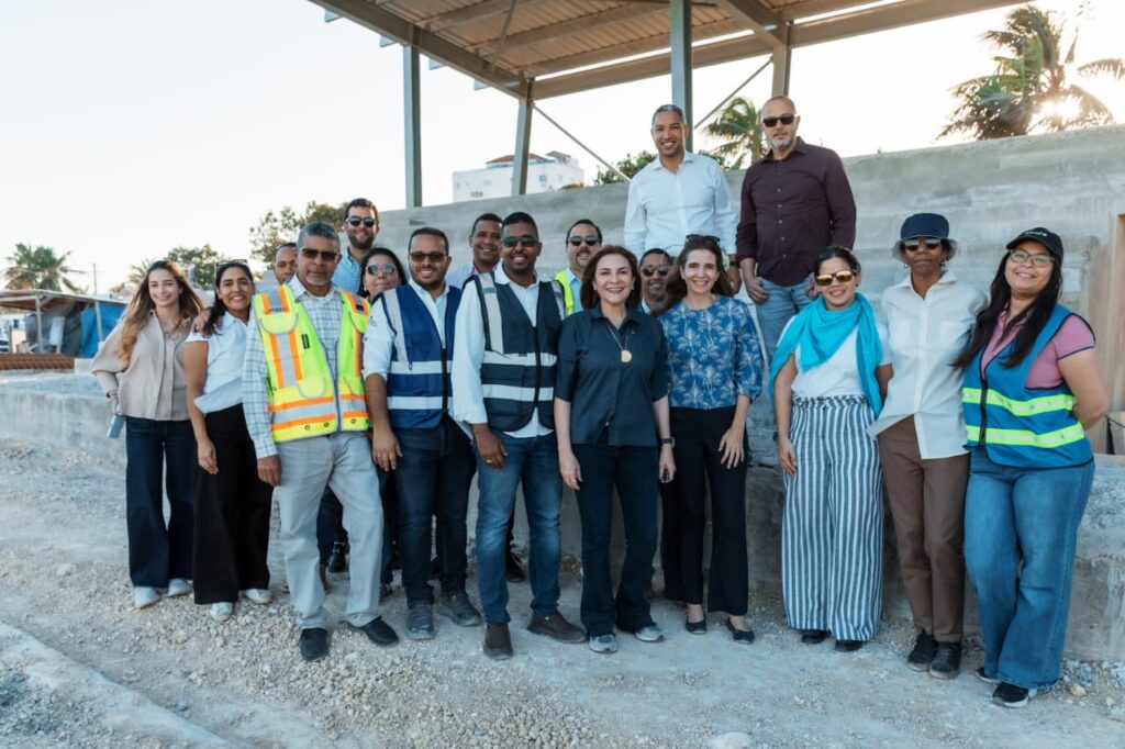  Carolina Mejía encabezó un recorrido de supervisión para recibir los detalles de cómo siguen avanzando en la construcción del Malecón Deportivo y del Paseo 30 de Mayo, parte cuyas obras serán utilizadas en los Juegos Centroamericanos y del Caribe Santo Domingo 2026.