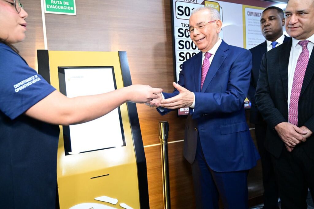  El presidente del Partido de la Liberación Dominicana (PLD), Danilo Medina, acudió a la sede de la Junta Central Electoral (JCE) acompañado del secretario general del partido, Jhonny Pujols, y una comisión del Comité Político, donde renovó su cédula de identidad y electoral, cumpliendo con su deber ciudadano y reafirmando su compromiso con la institucionalidad democrática.