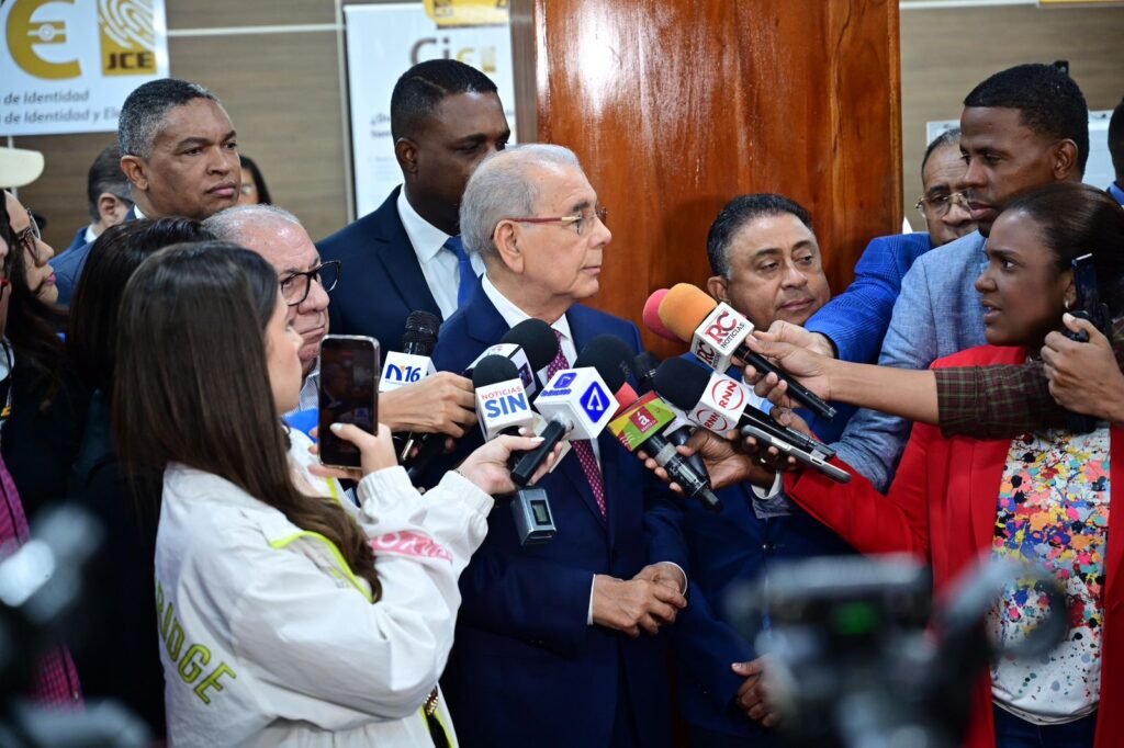  El presidente del Partido de la Liberación Dominicana (PLD), Danilo Medina, acudió a la sede de la Junta Central Electoral (JCE) acompañado del secretario general del partido, Jhonny Pujols, y una comisión del Comité Político, donde renovó su cédula de identidad y electoral, cumpliendo con su deber ciudadano y reafirmando su compromiso con la institucionalidad democrática.
