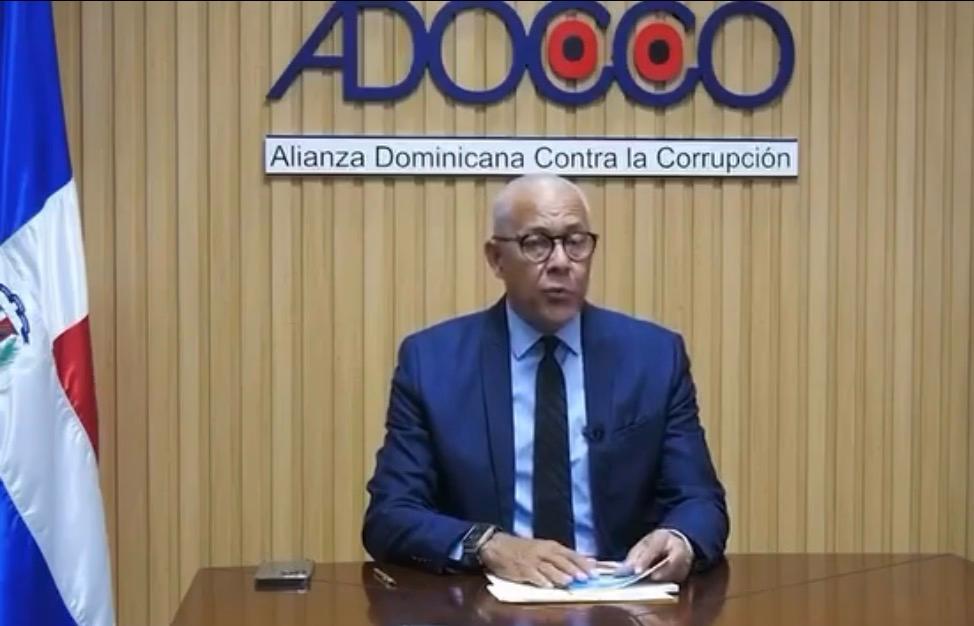 La Alianza Dominicana Contra la Corrupción, ADOCCO, destacó la falta de transparencia en el modelo de contratación en dos renglones del sistema hospitalario público: diálisis peritoneal domiciliaria y nutrición clínica especializada (oral, enteral y parenteral), llevado a cabo por el Servicio Nacional de Salud, en la gestión del doctor Mario Lama, desde agosto del 2020, programas que fueron contratados, mediante procesos de excepción por exclusividad, a través de adjudicaciones sucesivas, de las que fueron beneficiadas, las razones sociales: MACROTECH FARMACÉUTICA, S.R.L., HOSPIFAR, S.R.L. y el CENTRO INTEGRAL DE MEDICINA RENAL (CIMER).