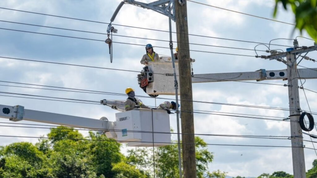 La Empresa de Transmisión Eléctrica Dominicana (ETED) informó que este viernes 20 de febrero realizará trabajos de sustitución de estructuras en malas condiciones en la línea de transmisión 69 kV Cruce de Ocoa – Pizarrete, en horario de 9:00 de la mañana a 2:00 de la tarde.