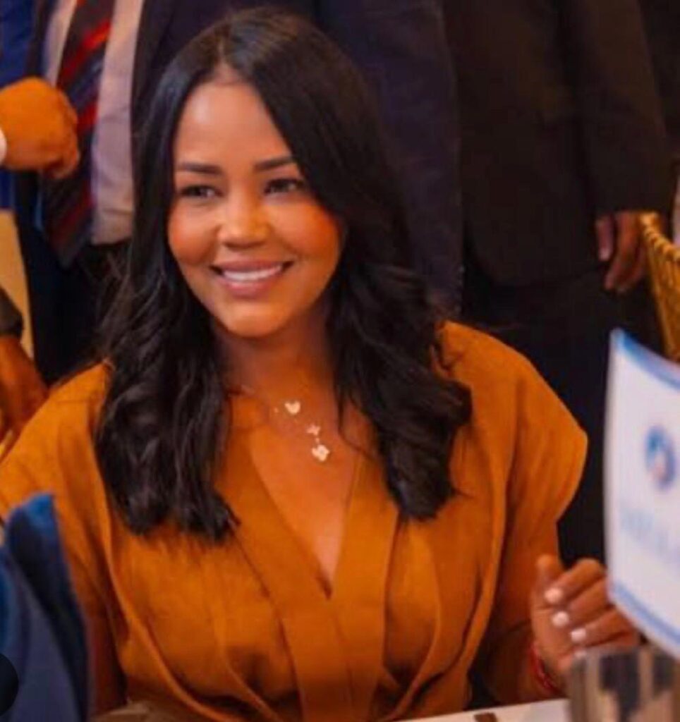 La dirigente política y viceministra de Emprendimiento de la Presidencia de la República Dominicana, Scarlet Benzán, expresó su alegría y gratitud tras recibir la dedicatoria oficial del Carnaval de Herrera 2026, distinción otorgada por los organizadores en reconocimiento a su trayectoria social, política y comunitaria en el municipio de Santo Domingo Oeste, en la República Dominicana.