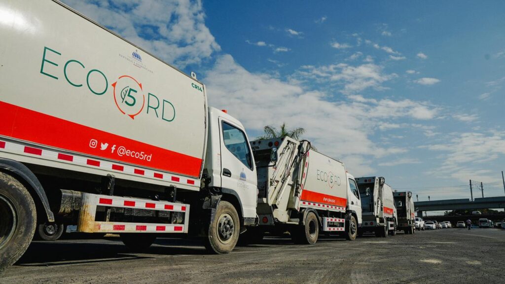 La Unidad Ejecutora de la Presidencia de la República, Eco5RD, inició la pasada semana un amplio operativo de limpieza en los municipios Los Alcarrizos y Santo Domingo Oeste, donde se han recolectado más de 454 toneladas de residuos sólidos.