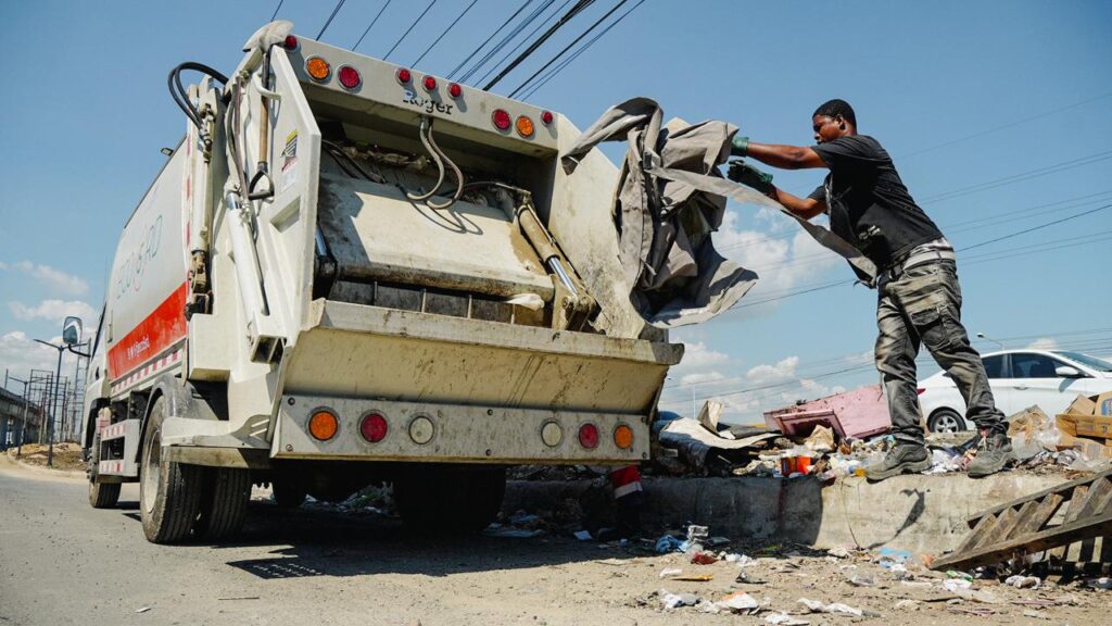 La Unidad Ejecutora de la Presidencia de la República, Eco5RD, inició la pasada semana un amplio operativo de limpieza en los municipios Los Alcarrizos y Santo Domingo Oeste, donde se han recolectado más de 454 toneladas de residuos sólidos.