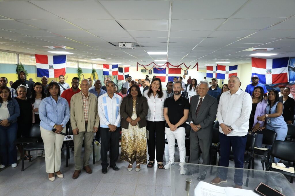 Con una amplia participación de periodistas, comunicadores y autoridades, el Ministerio de Deportes y Recreación (MIDEREC) y la filial Santo Domingo Oeste del Sindicato Nacional de Trabajadores de la Prensa (SNTP) realizaron el taller “Enfoque Periodístico de la Actividad Física y el Deporte”, una jornada formativa orientada a fortalecer la cobertura responsable, ética e inclusiva del deporte en la República Dominicana.
