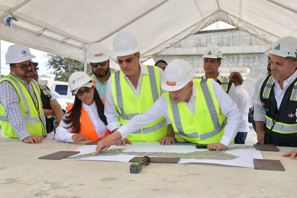 El presidente Luis Abinader supervisó este miércoles los avances en la construcción de la Circunvalación de Navarrete, una obra vial de 12.9 kilómetros que fortalecerá la conectividad y el desarrollo de la región noroeste del país, cuya inauguración está proyectada para agosto del 2026.