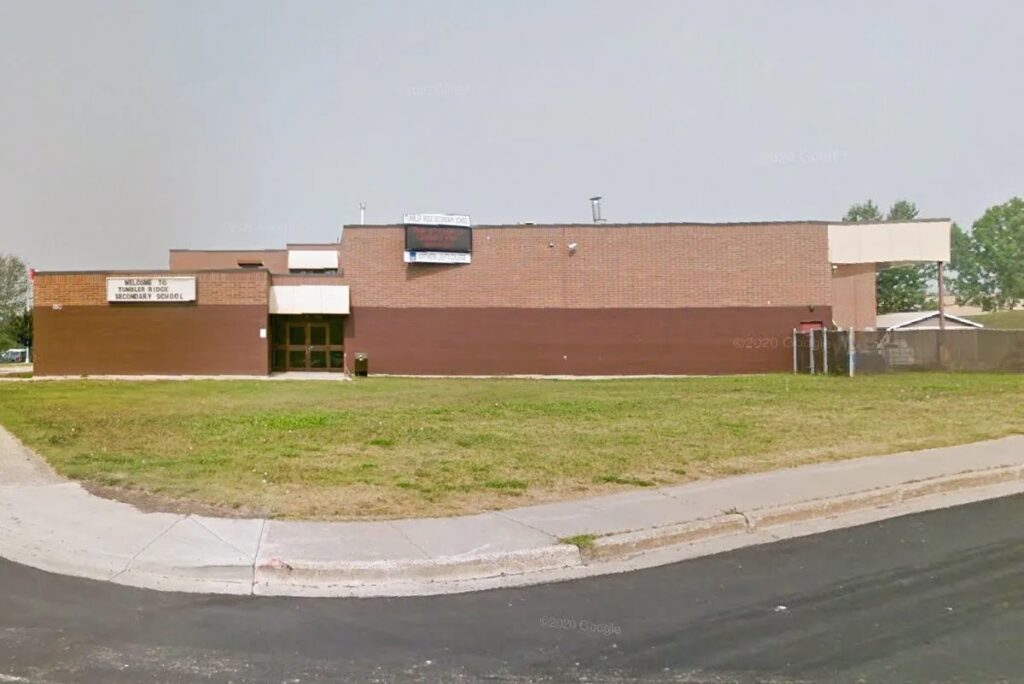 La tranquilidad de la comunidad de Tumbler Ridge, en la provincia canadiense de Columbia Británica, se transformó en tragedia tras un tiroteo ocurrido dentro de una escuela secundaria que dejó al menos 10 personas fallecidas y más de 25 heridas, en uno de los ataques más impactantes registrados en centros educativos del país en los últimos años.