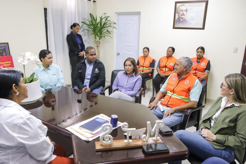 La directora general de la Dirección de Desarrollo Social Supérate, Mayra Jiménez, se trasladó a la provincia María Trinidad Sánchez y al municipio Las Terrenas, en Samaná, junto a un equipo técnico, para coordinar apoyo a las familias afectadas por el reciente evento climático, en articulación con la gobernadora provincial María López Polanco y el director provincial de la Defensa Civil, Franklin Tavera Difo.