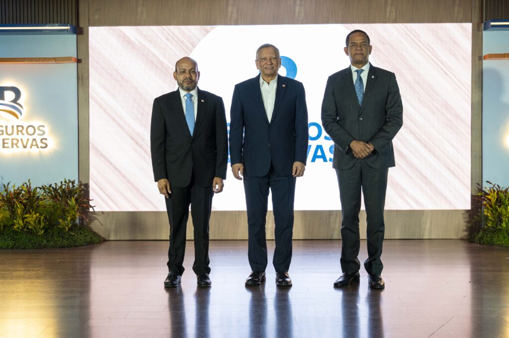 Seguros Reservas ofreció un cóctel con motivo a su 24. o aniversario, en un
encuentro que reunió a corredores de seguros, ejecutivos de la institución y de
la familia Reservas.