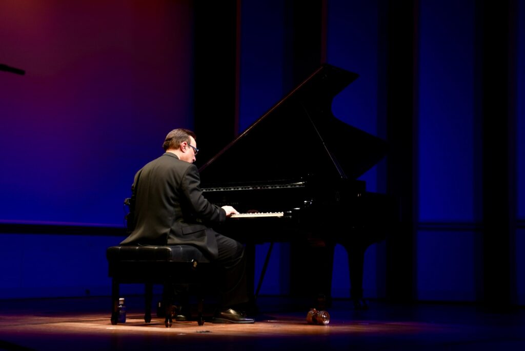  El reconocido pianista y compositor dominicano Michel Camilo ofreció un emotivo concierto en la capital alemana ante más de 400 asistentes, en una velada organizada por la Embajada de la República Dominicana en Alemania y auspiciada por Banreservas para conmemorar la Independencia Nacional.