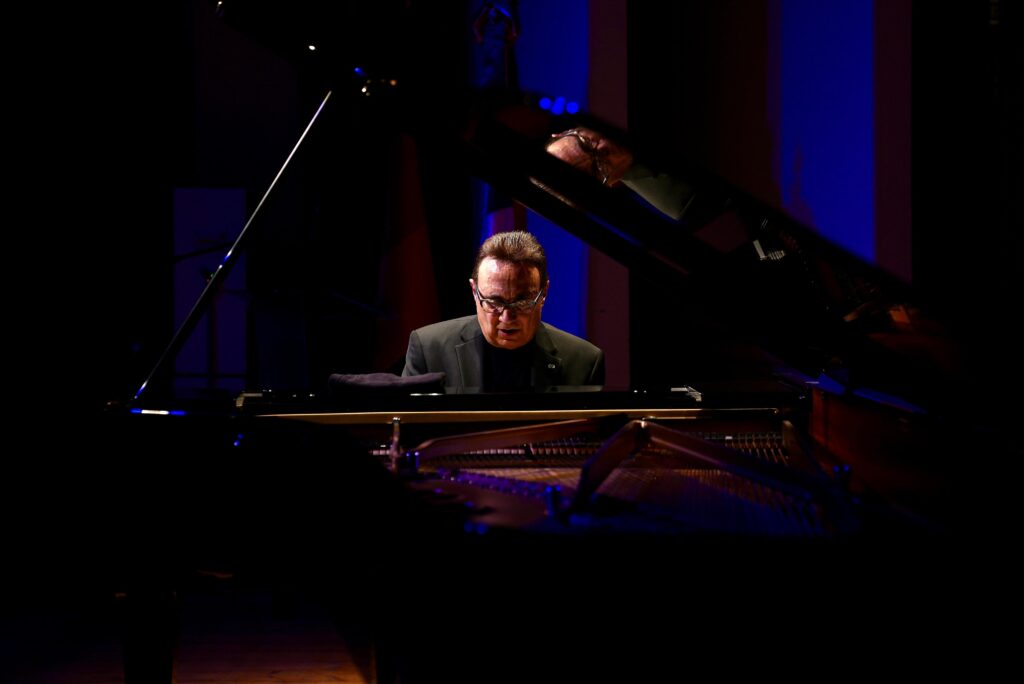  El reconocido pianista y compositor dominicano Michel Camilo ofreció un emotivo concierto en la capital alemana ante más de 400 asistentes, en una velada organizada por la Embajada de la República Dominicana en Alemania y auspiciada por Banreservas para conmemorar la Independencia Nacional.