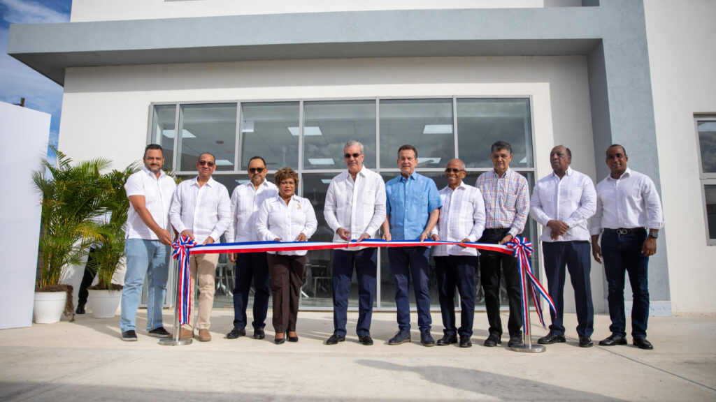 El presidente Luis Abinader encabezó este domingo la inauguración del nuevo edificio administrativo de la Operadora Metropolitana de Servicios de Autobuses (OMSA), ubicado en la prolongación 27 de Febrero, municipio Santo Domingo Oeste, como parte del proceso de transformación y modernización de esa entidad.