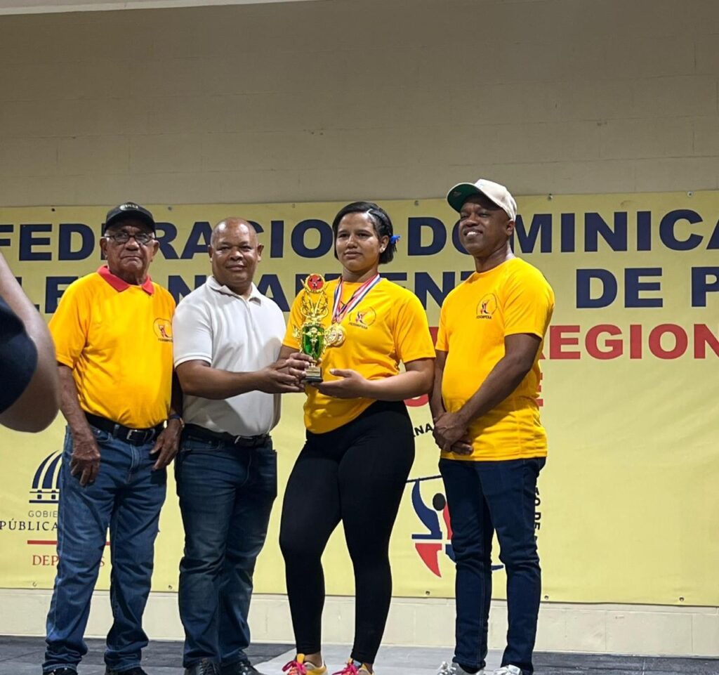 La selección de La Vega ganó el Campeonato Regional Norte de Mayores de Levantamiento de Pesas celebrado en el remozado pabellón del Complejo Deportivo de esta ciudad.