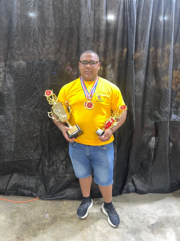 La selección de La Vega ganó el Campeonato Regional Norte de Mayores de Levantamiento de Pesas celebrado en el remozado pabellón del Complejo Deportivo de esta ciudad.