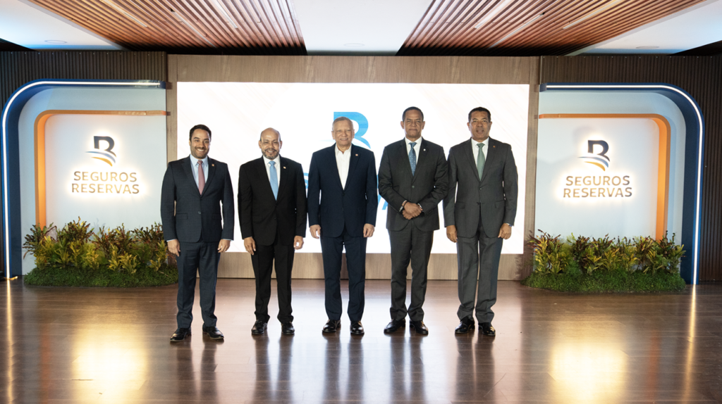 Seguros Reservas celebró un cóctel conmemorativo con motivo de su 24° aniversario, en un encuentro que reunió a corredores de seguros, destacados reaseguradores, ejecutivos de la institución, miembros del Consejo de Administración y de su casa matriz, el Banco de Reservas, para celebrar los logros alcanzados.