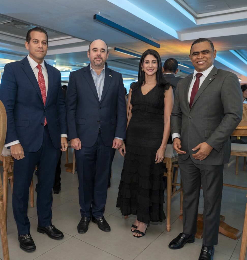 Seguros Reservas ofreció un cóctel con motivo a su 24. o aniversario, en un
encuentro que reunió a corredores de seguros, ejecutivos de la institución y de
la familia Reservas.