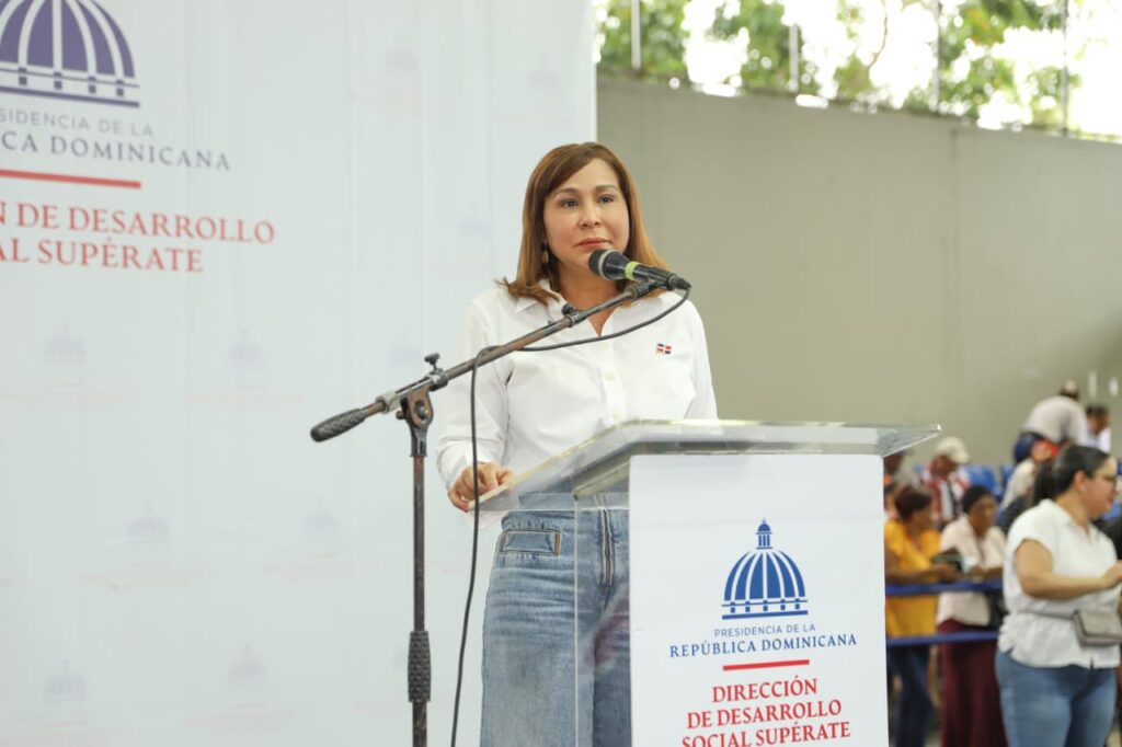 Mayra Jiménez, directora general de la Dirección de Desarrollo Social Supérate, señaló que la alta prioridad, que ha dado el gobierno del presidente Luis Abinader a los programas de protección social procura la superación de la pobreza, garantizando el derecho a una vida digna de las personas que viven en condiciones de mayor vulnerabilidad.