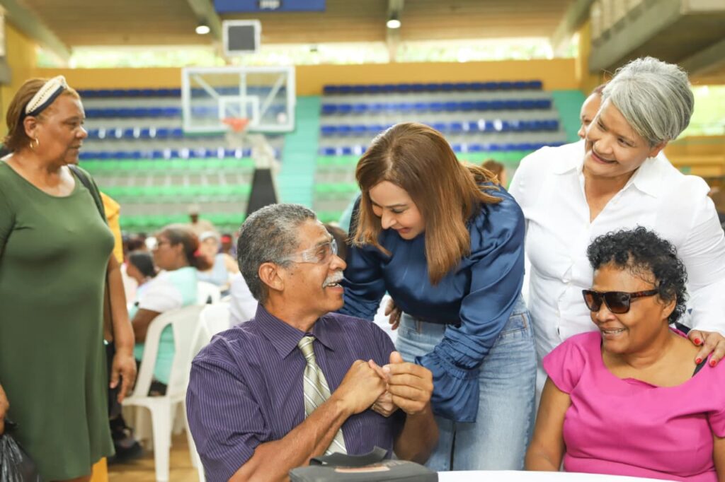 Mayra Jiménez, directora general de la Dirección de Desarrollo Social Supérate, señaló que la alta prioridad, que ha dado el gobierno del presidente Luis Abinader a los programas de protección social procura la superación de la pobreza, garantizando el derecho a una vida digna de las personas que viven en condiciones de mayor vulnerabilidad.