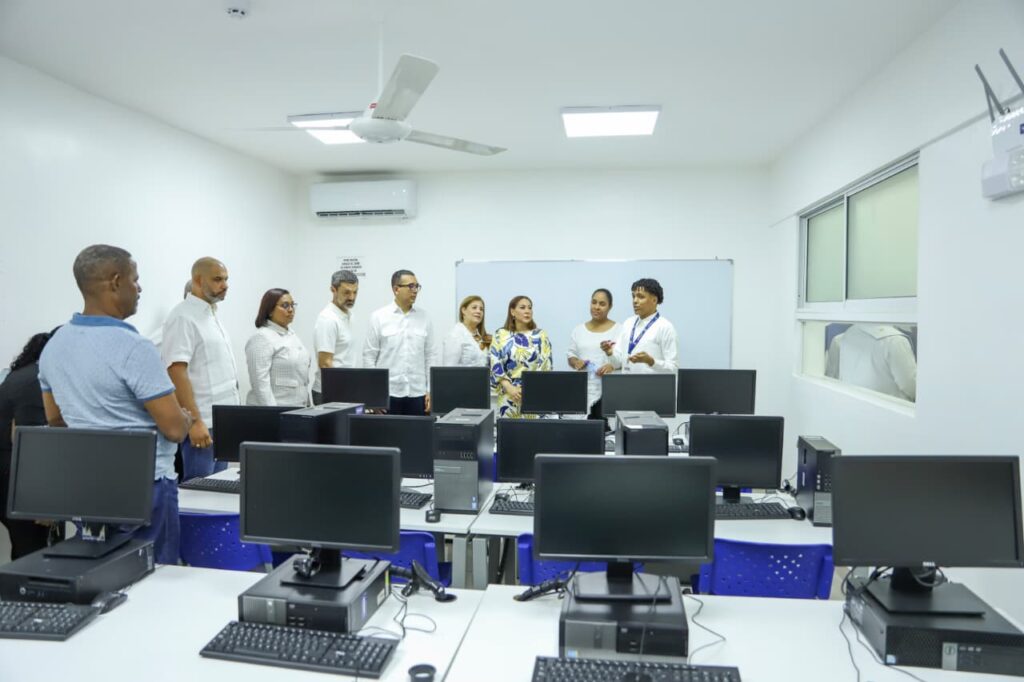 La Dirección de Desarrollo Social Supérate inauguró el Centro de Superación Comunitaria Los Ríos, en la provincia Bahoruco, como parte de los esfuerzos para promover la inclusión social y el desarrollo de capacidades en comunidades en situación de vulnerabilidad.