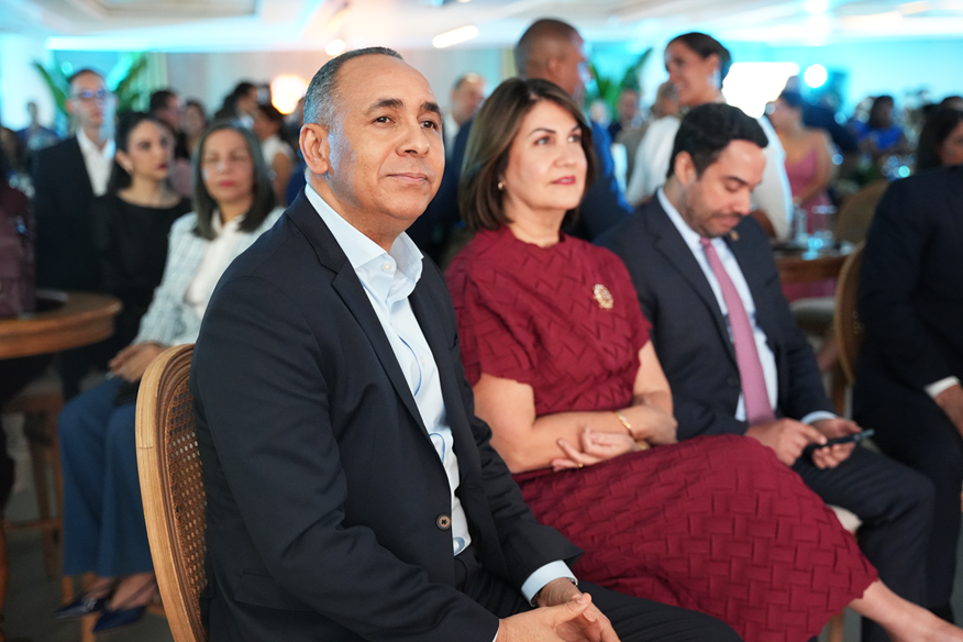 Seguros Reservas celebró un cóctel conmemorativo con motivo de su 24° aniversario, en un encuentro que reunió a corredores de seguros, destacados reaseguradores, ejecutivos de la institución, miembros del Consejo de Administración y de su casa matriz, el Banco de Reservas, para celebrar los logros alcanzados.