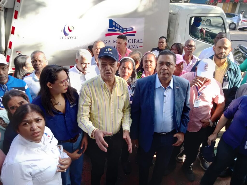  El Ayuntamiento de Santo Domingo Oeste (ASDO), con el respaldo de la Liga Municipal Dominicana (LMD) y la Federación Dominicana de Municipios (FEDOMU), dejó iniciado este lunes un operativo especial para fortalecer la recolección de residuos sólidos en el municipio, mediante la incorporación de una flotilla de camiones compactadores destinados a reforzar el servicio de limpieza.